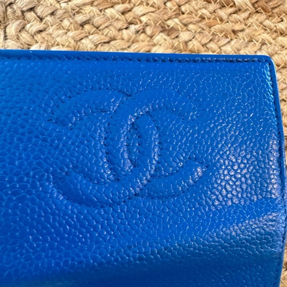 Chanel key case caviar leather with the iconic CC logo embossed on the front. - Picture 13 of 15